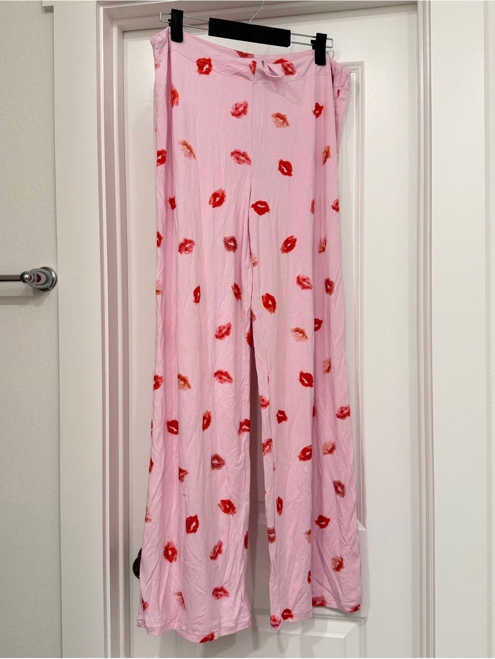 SKIMS Sleep Straight Leg Pajama Pants Cherry Blossom Lipstick Kiss Print XS NWT